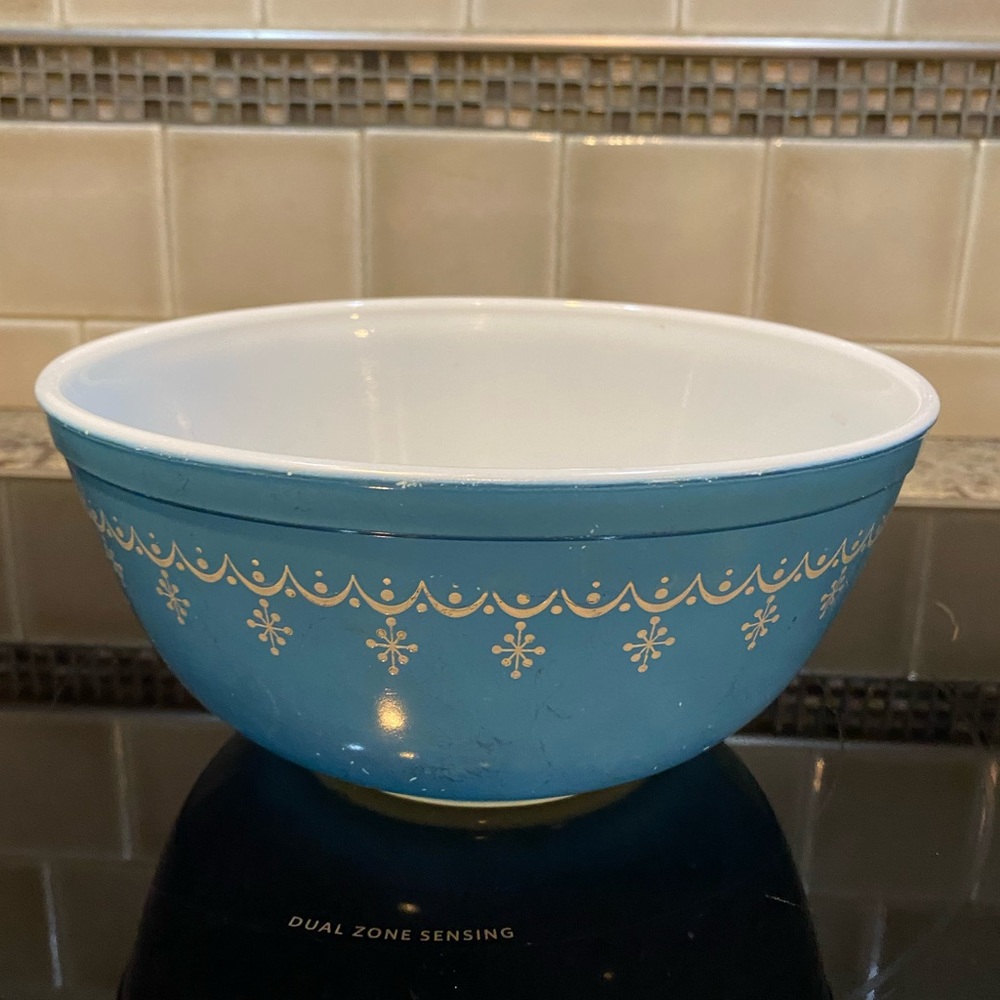 Pyrex 403 2.5 Qt Blue Mixing Bowl with White Snowflake Garland